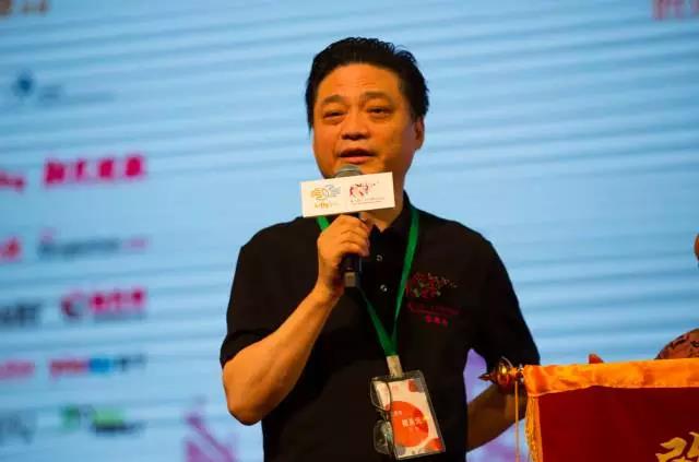 “爱飞翔·乡村教师培训”的全国发起人，崔永元十年坚守